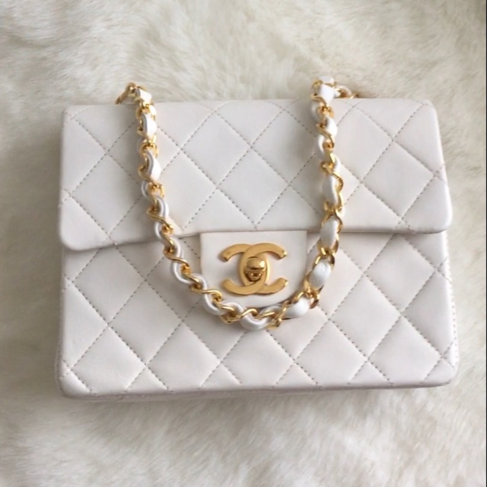 S O L D to a beautiful lady 🤩 Chanel White Mini - Picture 11 of 15